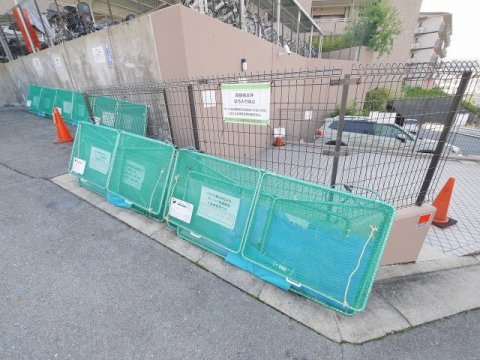 サーパス富雄駅前のその他共用部分|敷地内にゴミ置き場があります
