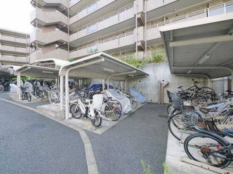 サーパス富雄駅前のその他共用部分|共用の駐輪場です