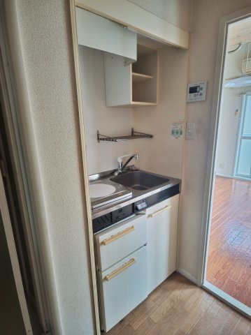 レオパレス寝屋川第5のキッチン|コンパクトなキッチンで掃除もラクラク