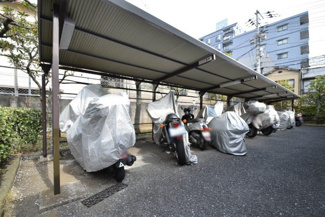 【駐車場】 | 屋根付きのバイク置き場。空きの有無や駐車料金、サイズおよび排気量規定などについては、改めてお問い合わせください。～即日のご見学可能～　お問合せはお気軽にどうぞ。