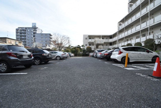 【駐車場】 | マンションの駐車場スペース。空きの有無や駐車料金、サイズ規定などについては、改めてお問い合わせください。～即日のご見学可能～　お問合せはお気軽にどうぞ。