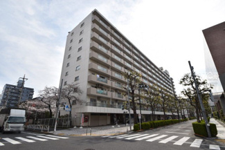 【外観】 | 青空によく映える建物です。手入れの行き届いた外壁やマンション正面エントランスなど、綺麗な姿をぜひ一度、現地にてご覧ください。～即日のご見学可能～　お問合せはお気軽にどうぞ。