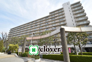 【外観】 | 周辺の建物に比べて、ひときわ大きなサイズのマンションです。大型コミュニティであることは、良いマンションの指標のひとつ。～即日のご見学可能～　お問合せはお気軽にどうぞ。