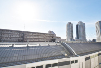 【展望】 | 眼前に広がる空の雄大さと、このお部屋の自慢の一つである「眺望」をご覧ください。毎日、この景色を独り占めできる新生活に夢が広がります。～即日のご見学可能～　お問合せはお気軽にどうぞ。
