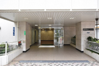【エントランス】 | お客様を、そして住人を出迎えてくれるマンションのエントランス。ゴミが落ちていないことからも、管理状態の良さや住民の節度の高さが見て取れます。～即日のご見学可能～　お問合せはお気軽にどうぞ。
