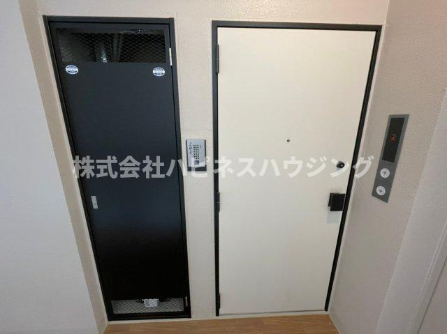 ART APARTMENT IN Ootaka-no-Moriの玄関