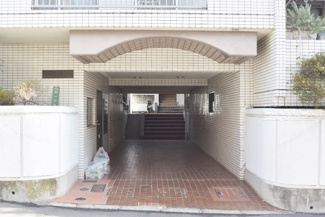 【エントランス】 | お客様を、そして住人を出迎えてくれるマンションのエントランス。ゴミが落ちていないことからも、管理状態の良さや住民の節度の高さが見て取れます。～即日のご見学可能～　お問合せはお気軽にどうぞ。