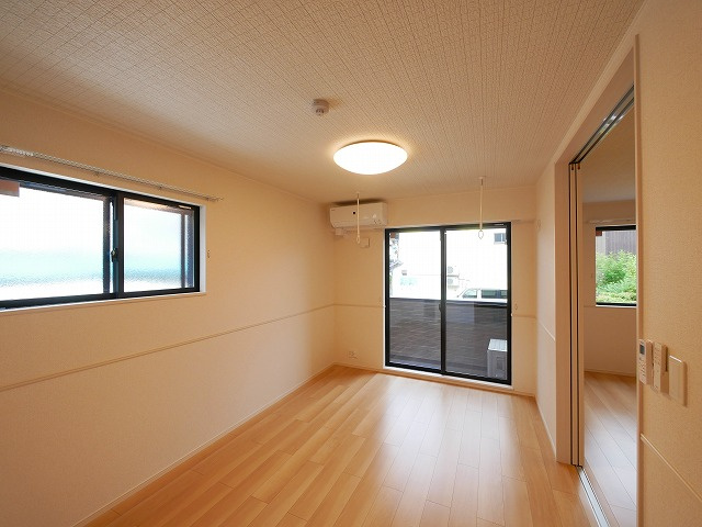 グリーンハイツ加茂Ⅰの居間・リビング|こちらのリビングで趣味の時間をお楽しみください