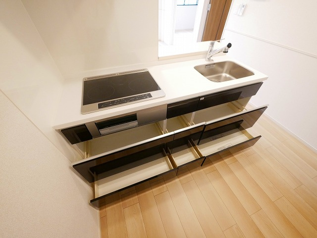 グリーンハイツ加茂Ⅰのキッチン|コンパクトなキッチンで掃除もラクラク