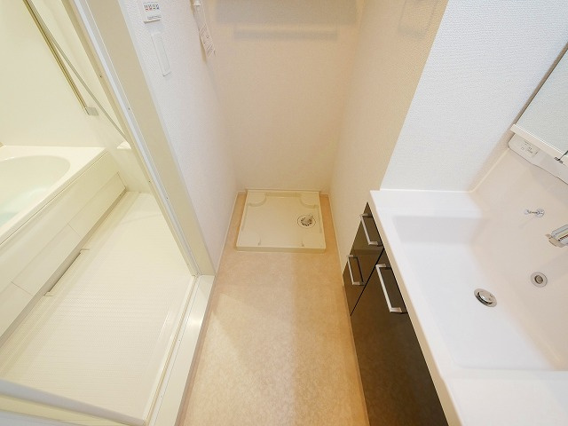 グリーンハイツ加茂Ⅰの洗面所|明るい洗面所です