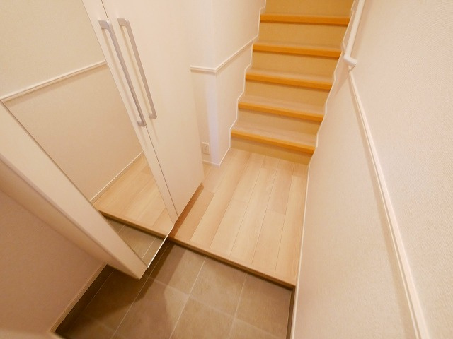 グリーンハイツ加茂Ⅰの玄関|明るい玄関です