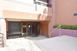 【エントランス】 | お客様を、そして住人を出迎えてくれるマンションのエントランス。ゴミが落ちていないことからも、管理状態の良さや住民の節度の高さが見て取れます。～即日のご見学可能～　お問合せはお気軽にどうぞ。