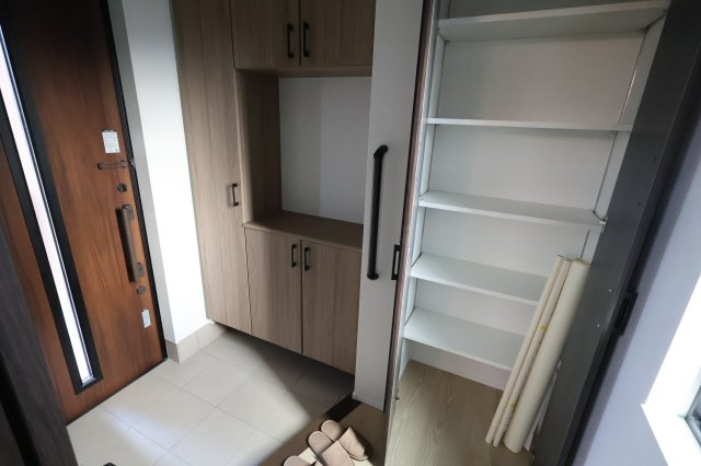 【玄関】 | 《仲介手数料無料》南区大字大谷口869(33期B号棟)新築一戸建て | 撮影日 2025年10月23日 15:00 晴れ