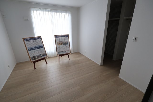 《仲介手数料無料》南区大字大谷口869(33期B号棟)新築一戸建ての洋室|撮影日 2025年10月23日 15:00 晴れ