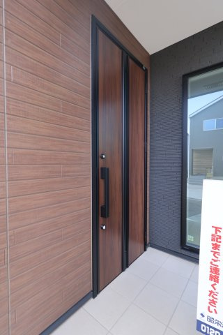 《仲介手数料無料》南区大字大谷口869新築一戸建ての玄関|撮影日 2025年10月23日 15:00 晴れ