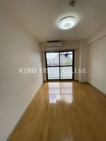 ロイヤル天満橋の居間・リビング