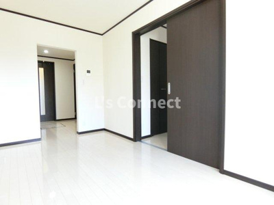 【居間・リビング】 | サンライズ江合錦町 | ８．１帖のＬＤＫ。角部屋で窓が２面にあります。