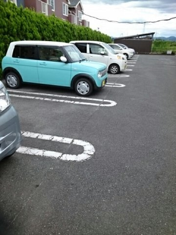 カーサ・ソレイユ三番館の駐車場|駐車場に車を止められます