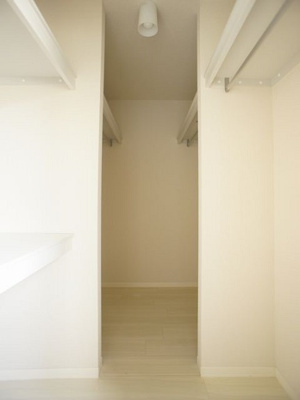 【収納】 | ラフォーレ・あずまB | ウォークインクロゼット付きでお部屋はスッキリ♪
