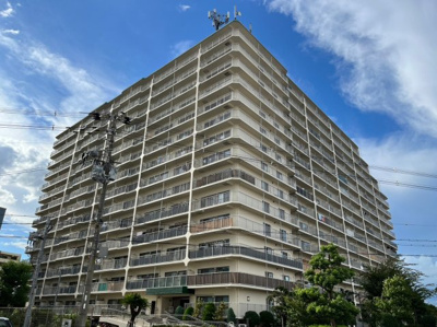 【外観】 | 守口スカイハイツ | ○専有面積98.12平米の広々居住空間
●南向き4LDKにつき陽当たり良好
○2023年3月大規模修繕実施済み