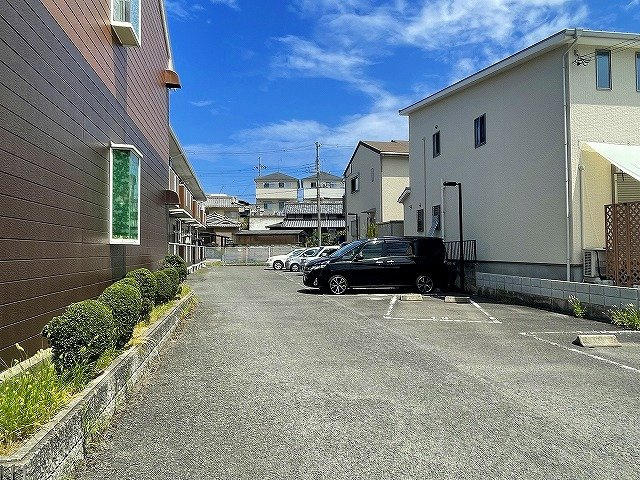 ロイヤルシャルム松岡Aの駐車場|駐車場完備です