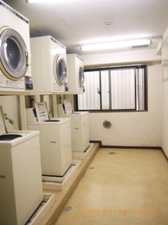 【その他共用部分】 | 住人専用のコインランドリーがあります。