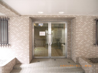 【その他共用部分】 | 正面玄関入口は、透明感があり清潔感も漂います。