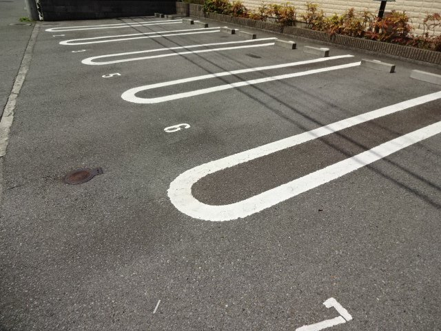 ネオクオーツ神屋 壱番館の駐車場