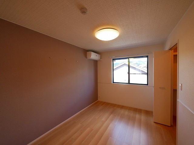 グリーンハイツ加茂Ⅱの洋室|ゆったりした洋室です