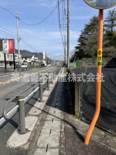 ６２７８９　各務原市鵜沼宝積寺町3丁目土地の前面道路含む現地写真