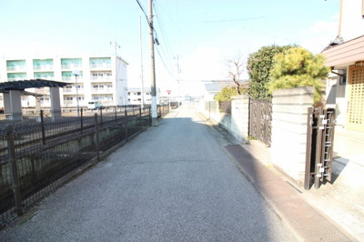 【前面道路含む現地写真】 | 太田市鶴生田町　中古戸建 | 前面道路含む現地写真です