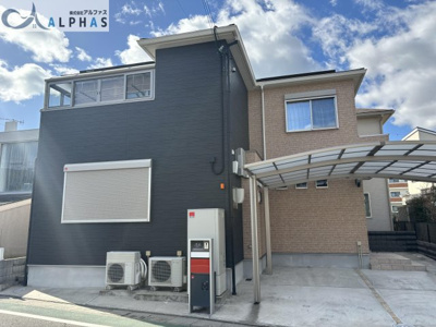 【外観】 | 明石市藤江　築浅一戸建て | 駐車スペースにはカーポートあり！！嬉しい宅配ボックスの設置あり♪