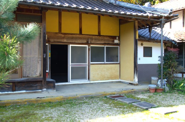 多久町　中古戸建の外観|玄関から和室へ犬走があり快適です。