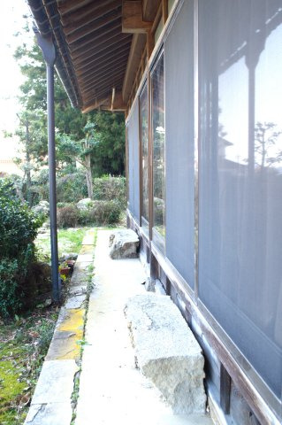 多久町　中古戸建の外観|玄関から和室へ犬走があり快適です。天然石の沓脱石が2ヶ所あり便利です。