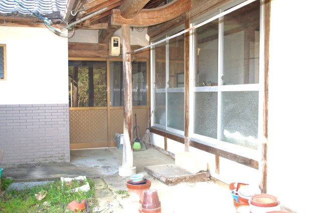 多久町　中古戸建の外観|離れと母屋を繋ぐ出入口です。