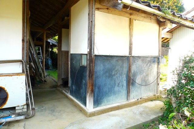 多久町　中古戸建の外観|外部の独立型トイレです。