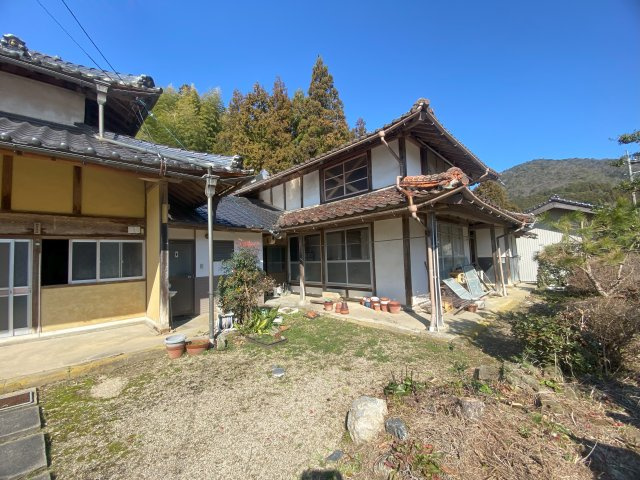 多久町　中古戸建の外観|屋外から入れる便利なトイレがあります。