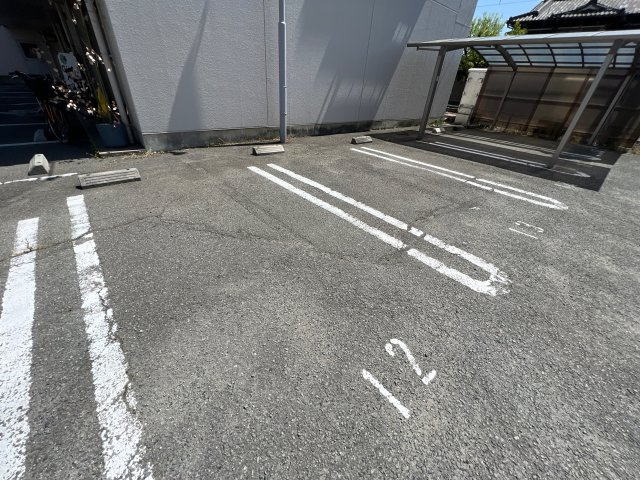 シャトレ２１の駐車場