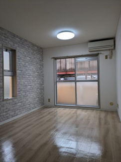 【洋室】 | シャレール長居 | 床材色はシックなシルバーブラウンで壁紙とマッチしていてすてきなお部屋です！