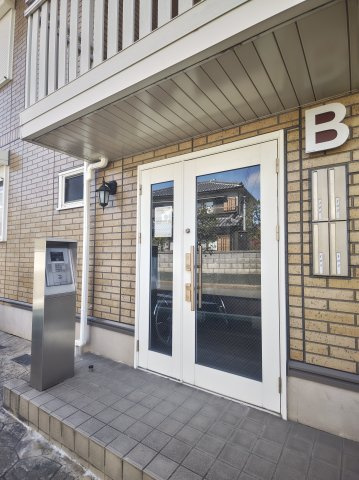 【エントランス】 | ロイヤル倉治　B棟 | 毎日通るエントランスはこのようになっています