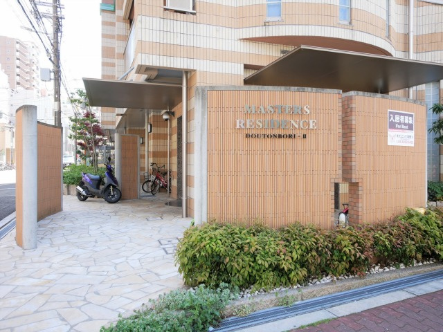 大阪市中央区瓦屋町３丁目の賃貸マンションのエントランス