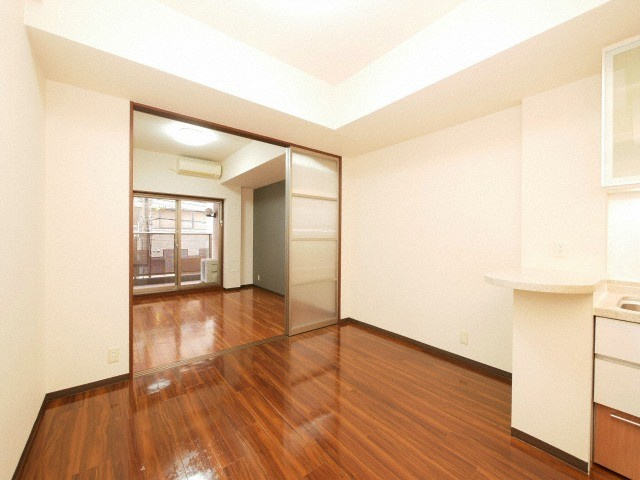 大阪市中央区瓦屋町３丁目の賃貸マンションの居間・リビング