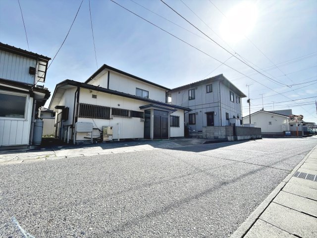 富田町向舘　中古戸建の前面道路含む現地写真