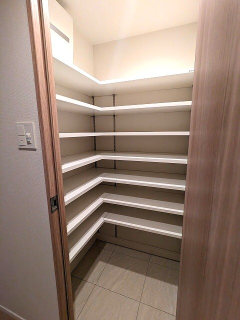 SEASON FLATS Shinokachimachiの玄関|シューズインクローゼット