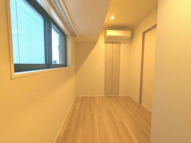 SEASON FLATS Shinokachimachiの設備|4.3帖洋室、エアコン付き、ダウンライト付き、クローゼット2ケ所付き