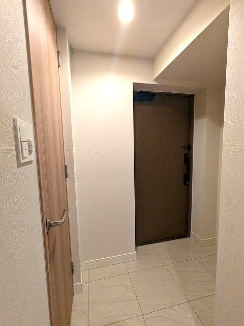 SEASON FLATS Shinokachimachiの設備|人感センサー付き玄関ライト、ディンプルキー、ダブルロックセキュリティ、シューズインクローゼット