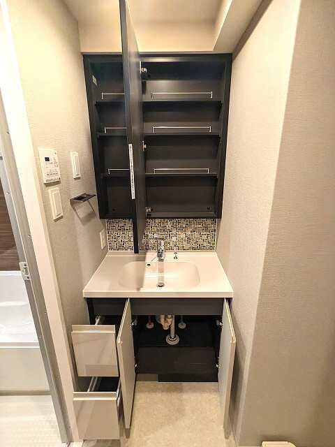 SEASON FLATS Shinokachimachiの設備|トイレと独立した洗面室、2面鏡付き、ハンドシャワー付き、洗面室の下にヘルスメーターストックスペース付き
