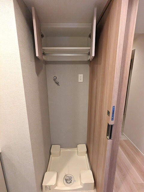 SEASON FLATS Shinokachimachiの設備|洗濯機置場のお手入れし易い様に排水溝を手前中央に配置し、足高の防水パンです