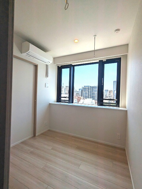 SEASON FLATS Shinokachimachiの内装|4.4帖洋室、エアコン付き、ダウンライト付き、取り外し可能な室内物干し設備付きです
