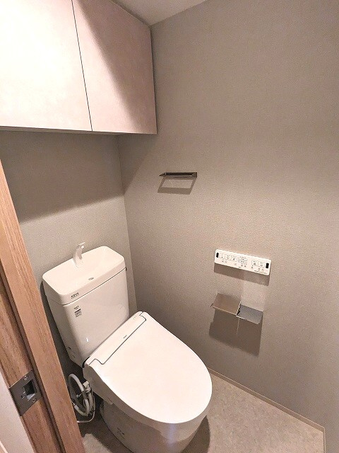 SEASON FLATS Shinokachimachiのトイレ|洗面室と独立した温水洗浄便座、トイレにはスマホホルダー付きです